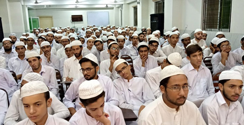 Dr Hassan Mohi-ud-Din Qadri speaks to new batch of students