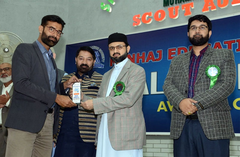 Dr Hassan Mohi-ud-Din Qadri awarded sheilds to teachers