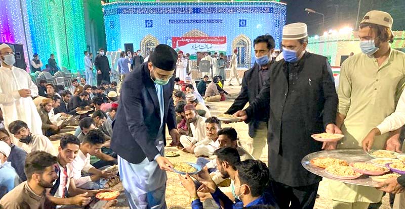 Dr Hassan Mohi-ud-Din Qadri distributing food with his own hands