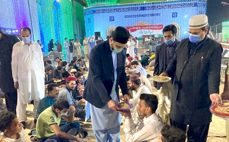 Dr Hassan Mohi-ud-Din Qadri distributing food with his own hands