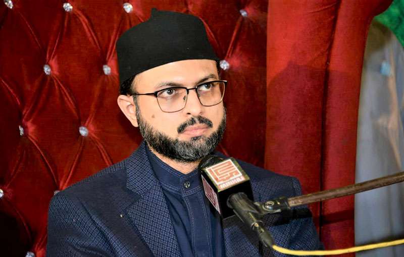 Dr Hassan Mohi-ud-Din Qadri address a Milad gathering in Gujranwala