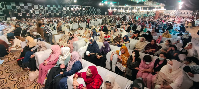 Dr Hassan Mohi-ud-Din Qadri address a Milad gathering in Gujranwala