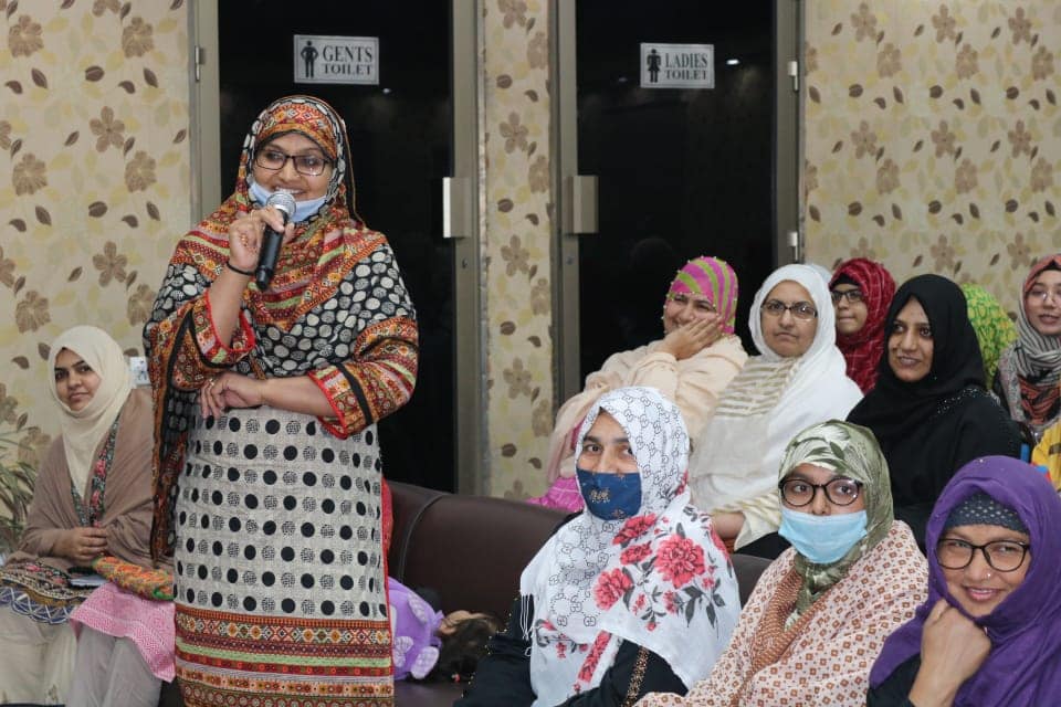Dr Ghazala Qadri holds a session with mutakif teams