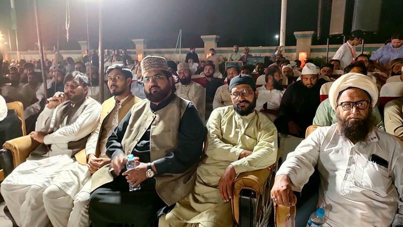 Dr Hussain Mohi-ud-Din Qadri speaks at a spiritual gathering
