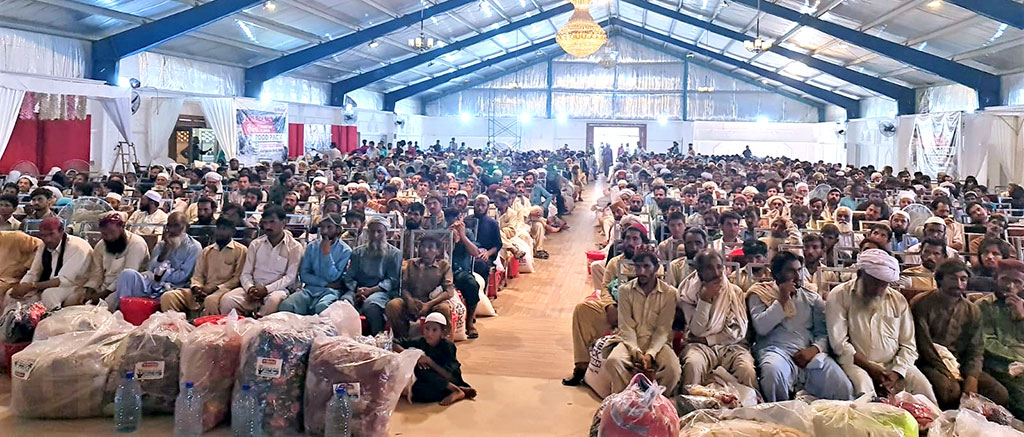 Khurram Nawaz Gandapur distributes relief goods in flood affectees in Dera Ismail Khan