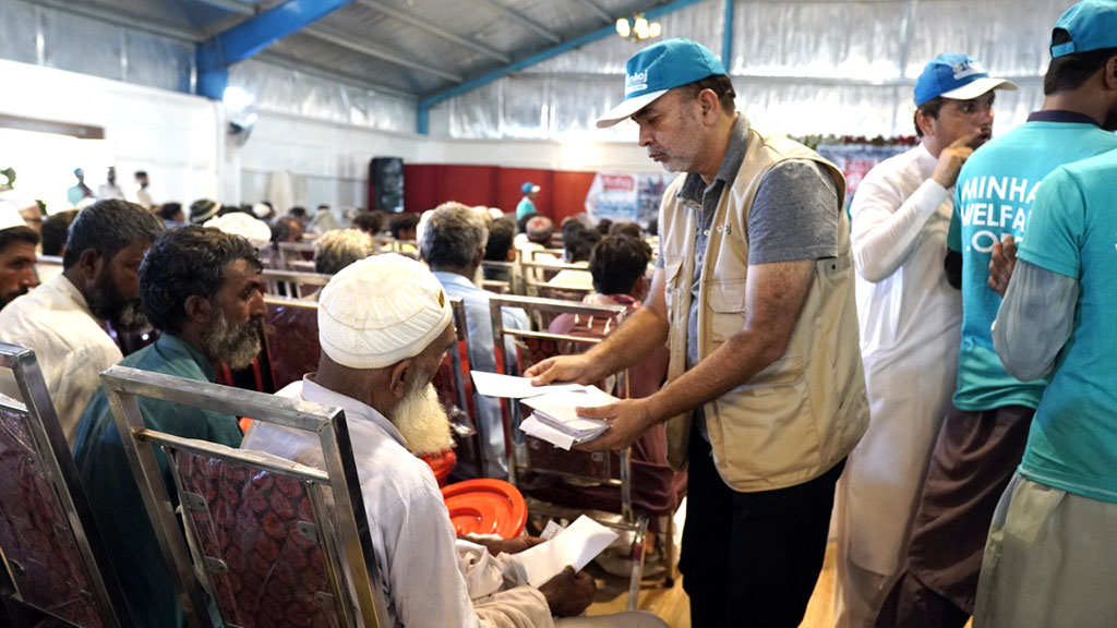 Khurram Nawaz Gandapur distributes relief goods in flood affectees in Dera Ismail Khan