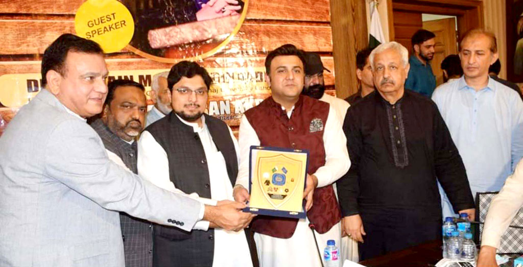 President Chamber of Commerce Sialkot presents sheild to Dr Hussain Qadri