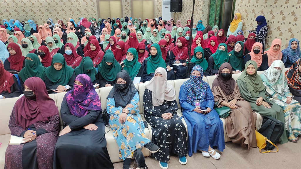 Dr Fizza Hussain Qadri Adressing Students of College of Shariahfor Women