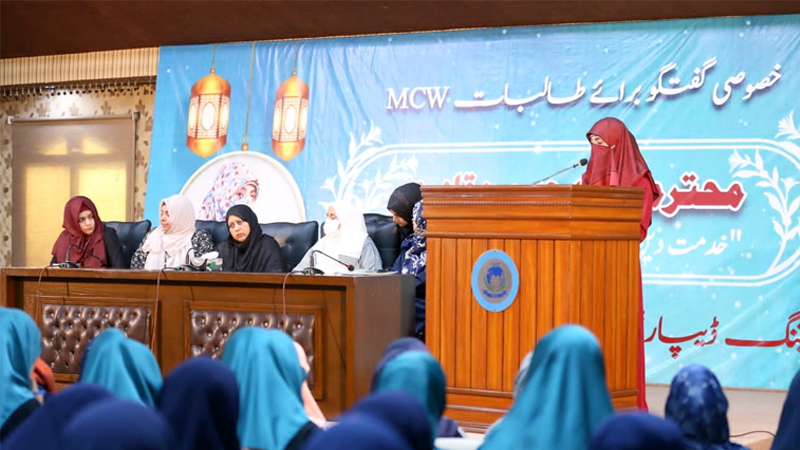 Dr Fizza Hussain Qadri Adressing Students of College of Shariahfor Women