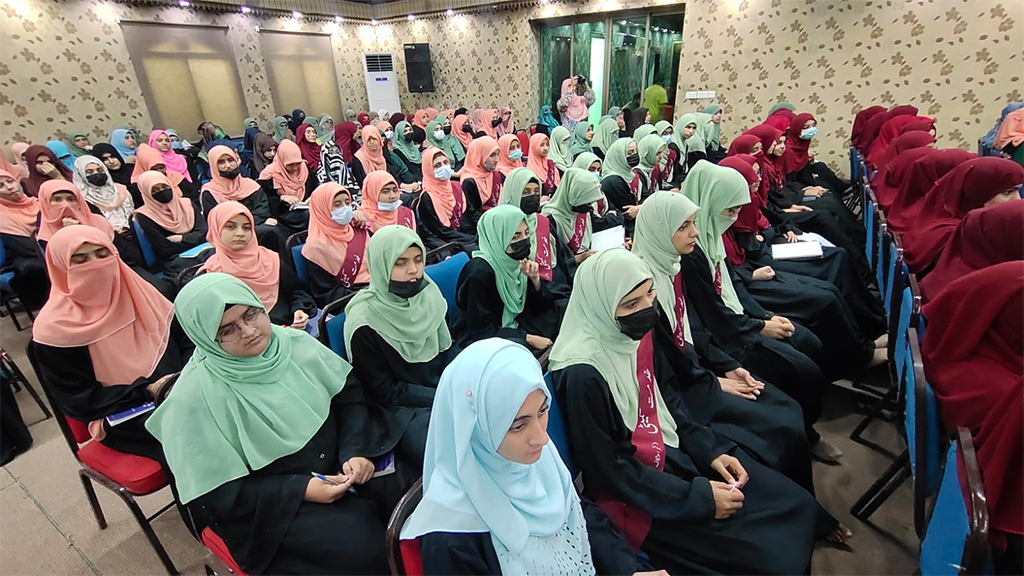 Dr Fizza Hussain Qadri Adressing Students of College of Shariahfor Women