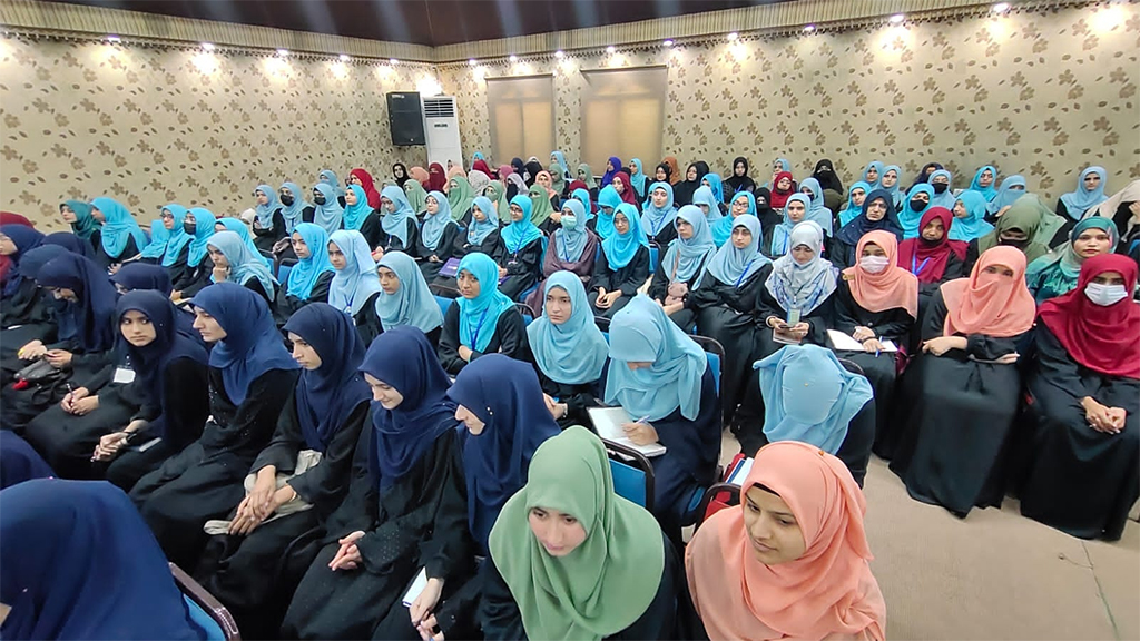 Dr Fizza Hussain Qadri Adressing Students of College of Shariahfor Women