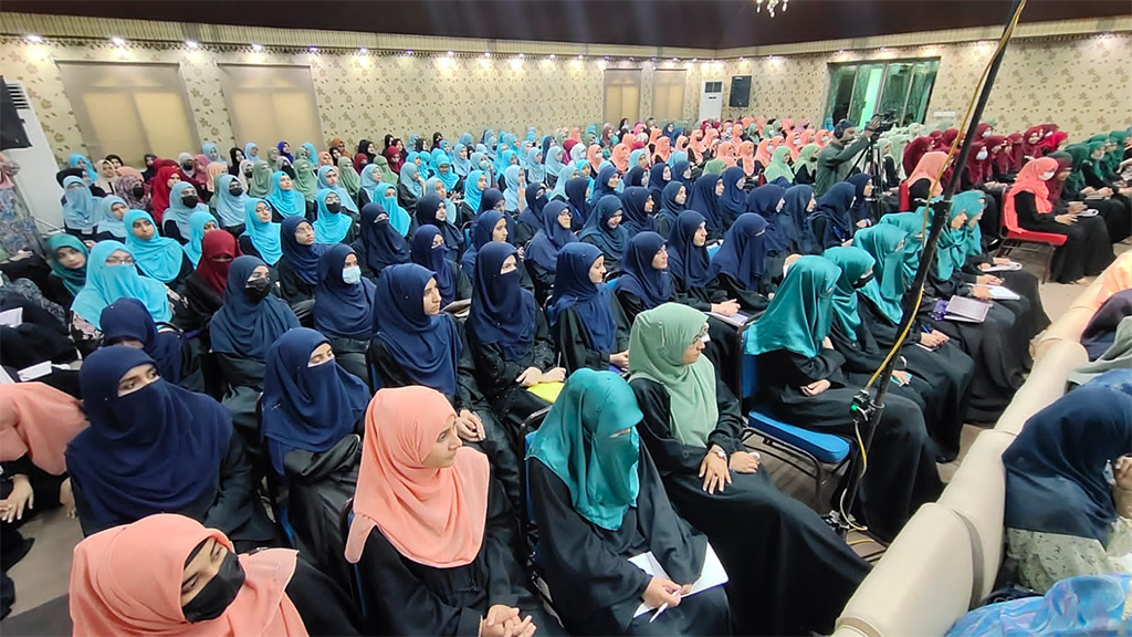 Dr Fizza Hussain Qadri Adressing Students of College of Shariahfor Women