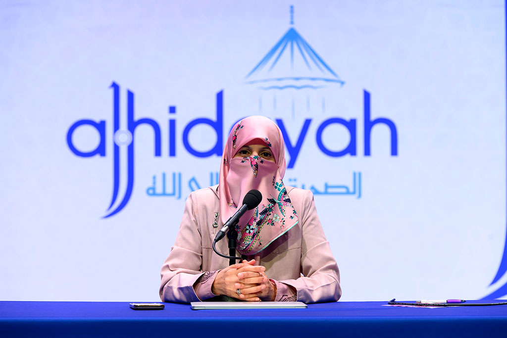 Dr Ghazala Qadri speaks on importance of spiritual development at Al-Hidayah Camp