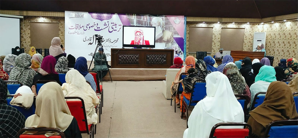 Dr Ghazala Qadri holds a session with Mutakif Sisters in Itikaf City 2023