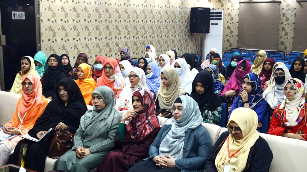 Dr Ghazala Qadri holds a session with Mutakif Sisters of Karachi at women Itikaf City