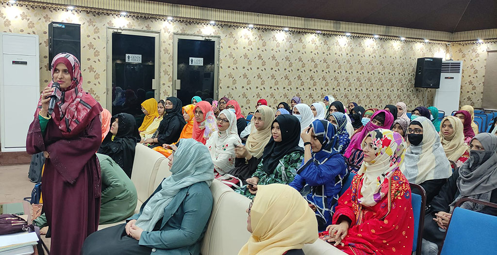 Dr Ghazala Qadri holds a session with Mutakif Sisters of Karachi at Itikaf City