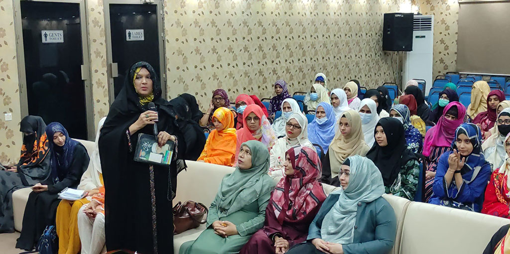 Dr Ghazala Qadri holds a session with Mutakif Sisters of Karachi at Itikaf City of MQI