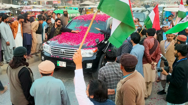 Dr. Hassan Qadri received a warm welcome on his arrival at Chowk Azam Leh