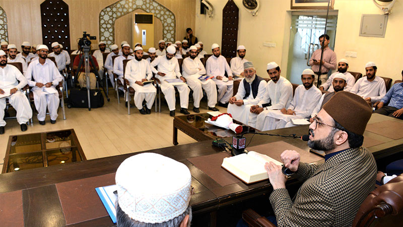 Dr Hassan Mohi-ud-Din Qadri addressing an intellectual gathering of the students 1