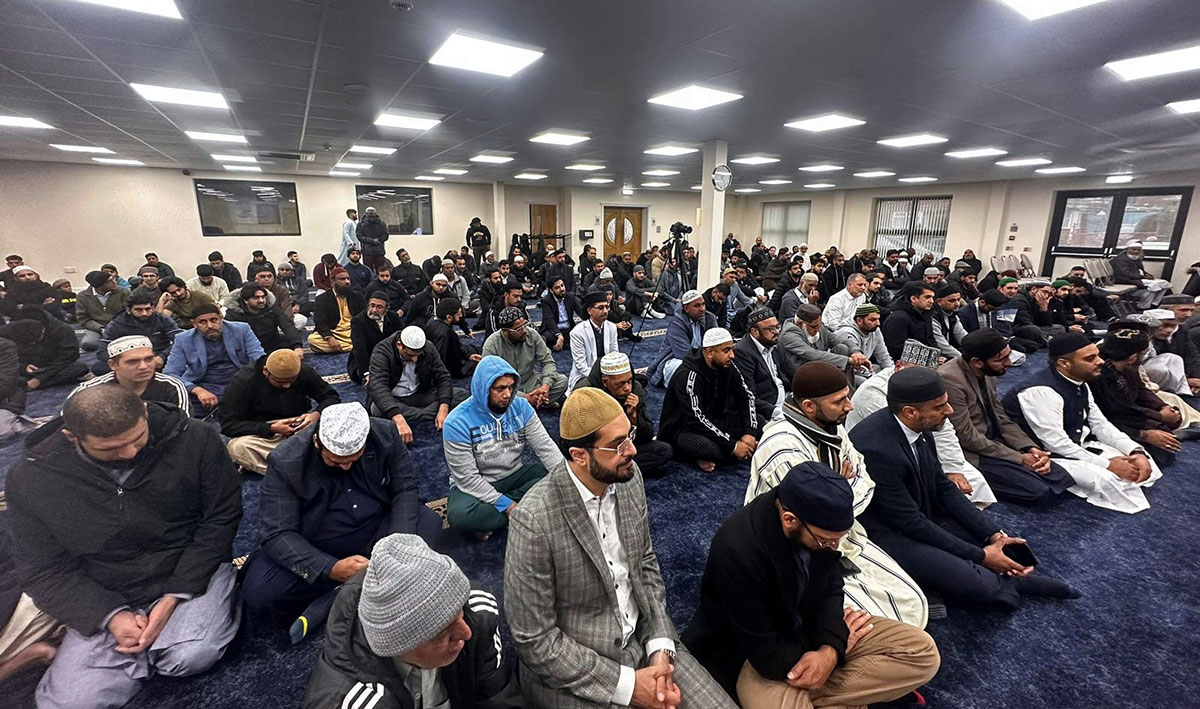 Dr Hussain Qadri addressing friday gathering in UK