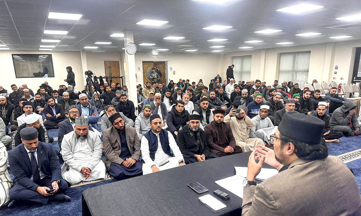 Dr Hussain Qadri addressing friday gathering in UK