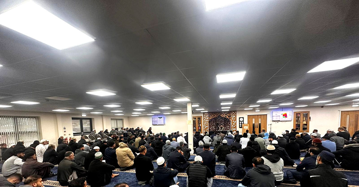 Dr Hussain Qadri addressing friday gathering in UK