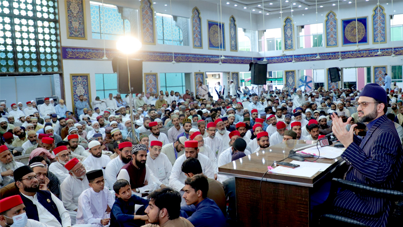 Dr Hassan Qadri addressing Itikaf City residents