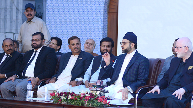 Dr Hassan Qadri meeting with members of Minhaj ul Quran