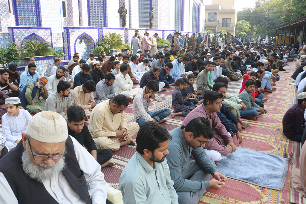 Dr Hussain Qadri adressing Khutba Jummah in Jamia Shaykh-ul-Islam