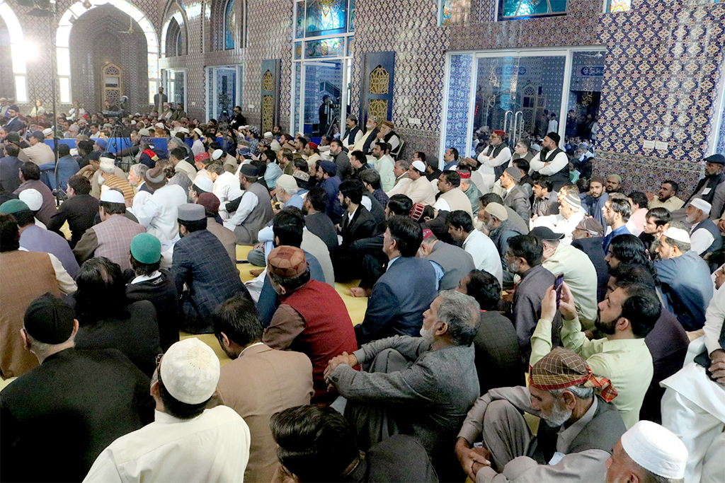 Dr Hussain Qadri adressing Khutba Jummah in Jamia Shaykh-ul-Islam