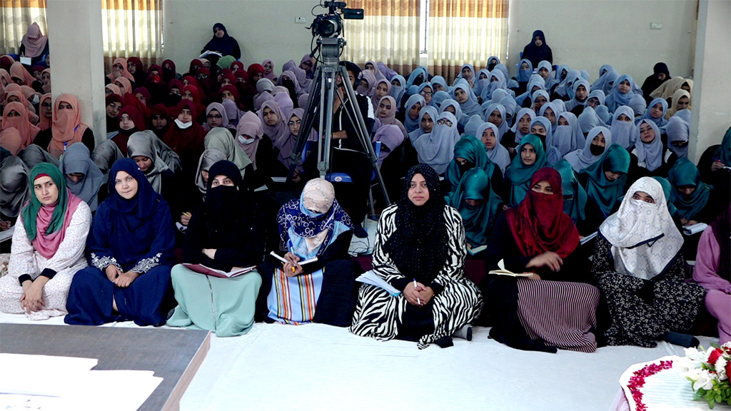 Dr Hussain Qadri adressing Students of Minhaj College for Women