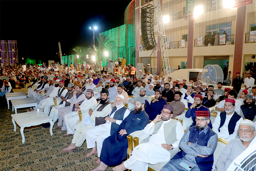Dr Tahir ul Qadri addressing Itikaf City minhaj ul quran residents