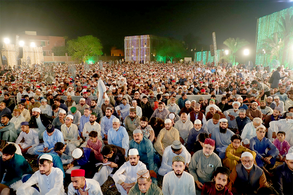 Dr Tahir ul Qadri addressing Itikaf City minhaj ul quran residents