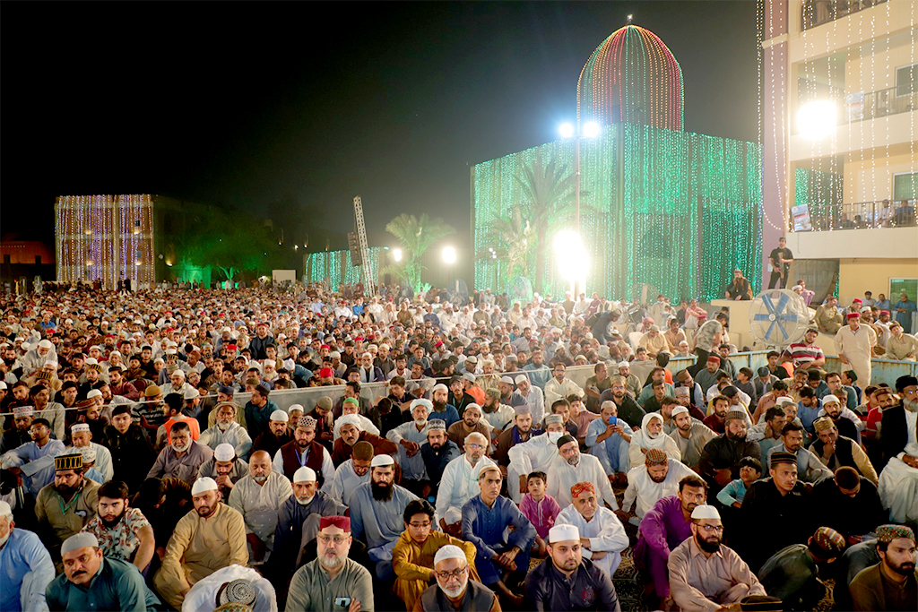 Dr Tahir ul Qadri addressing Itikaf City minhaj ul quran residents