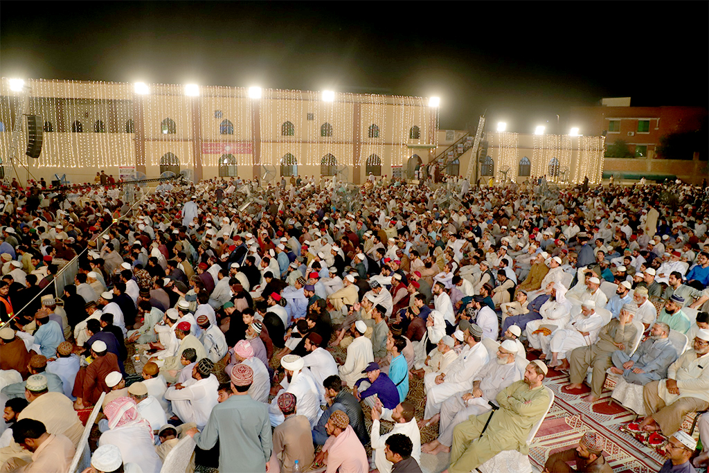 Dr Tahir ul Qadri addressing Itikaf City minhaj ul quran residents