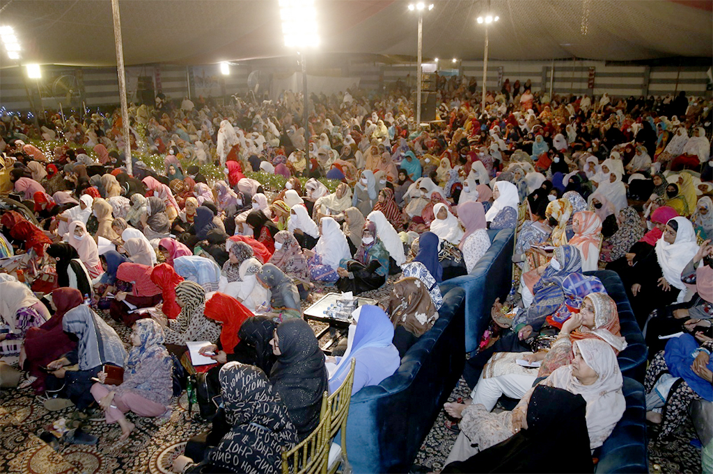 Dr Tahir ul Qadri addressing Itikaf City minhaj ul quran residents