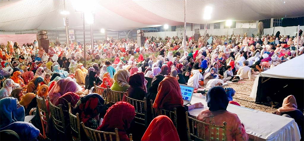 Dr Tahir ul Qadri addressing Itikaf City residents