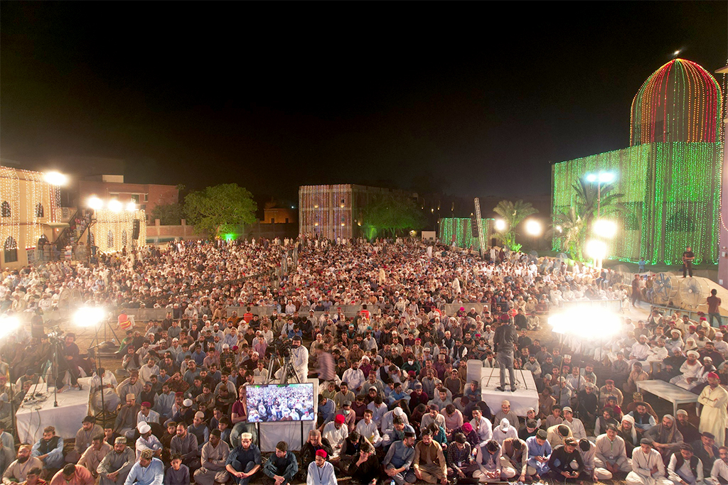 Dr Tahir ul Qadri addressing Itikaf City residents