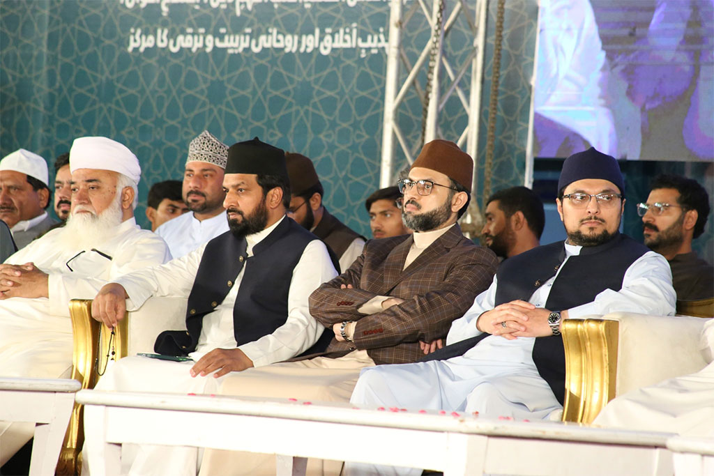 Dr Tahir ul Qadri addressing mutakifeen in Itikaf City - 1