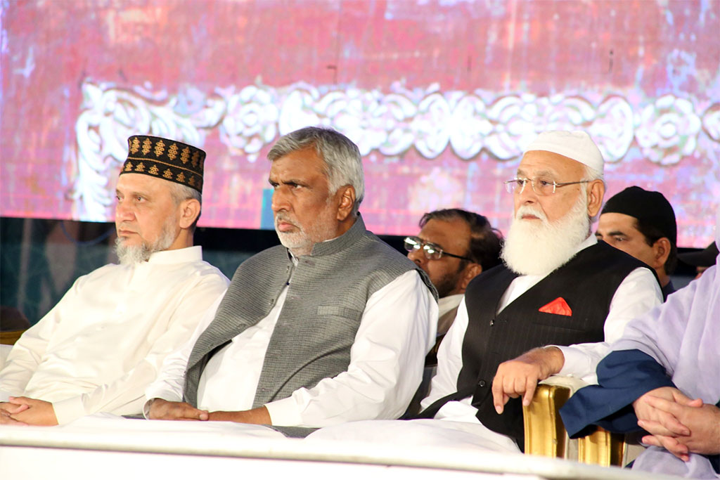 Dr Tahir ul Qadri addressing mutakifeen in Itikaf City - 1