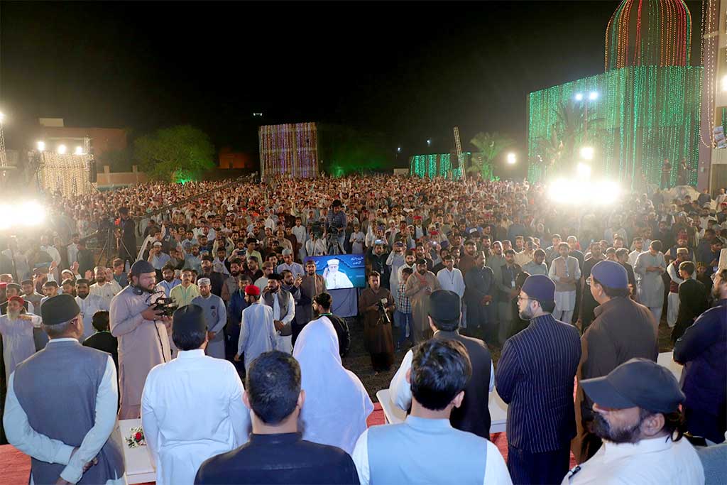 Dr Tahir ul Qadri addressing Itikaf City minhaj ul quran-residents