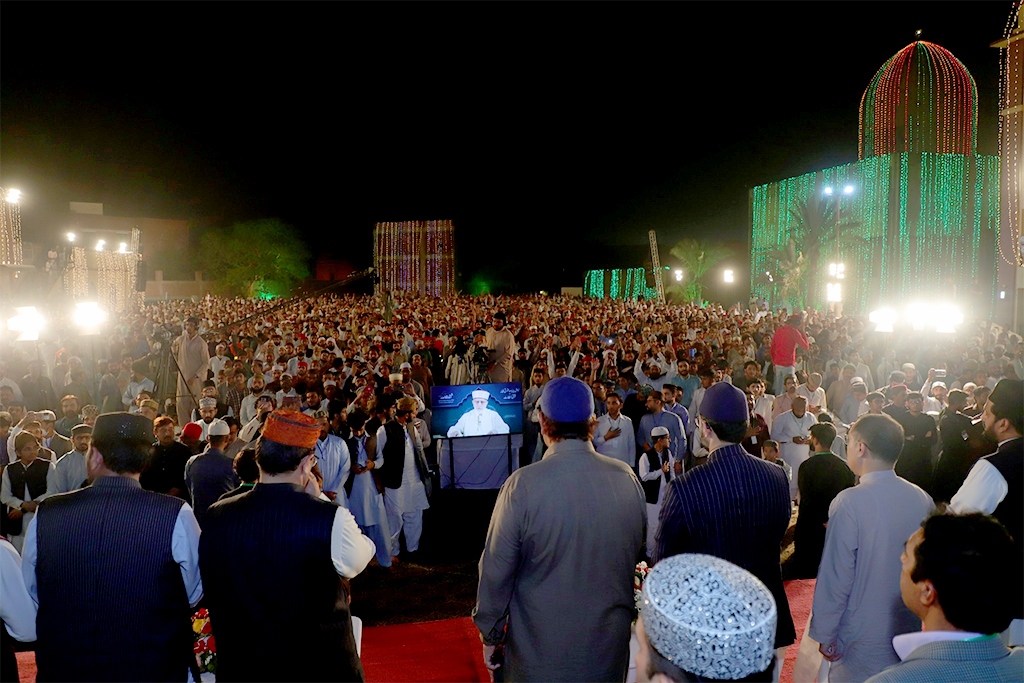 Dr Tahir ul Qadri addressing Itikaf City residents