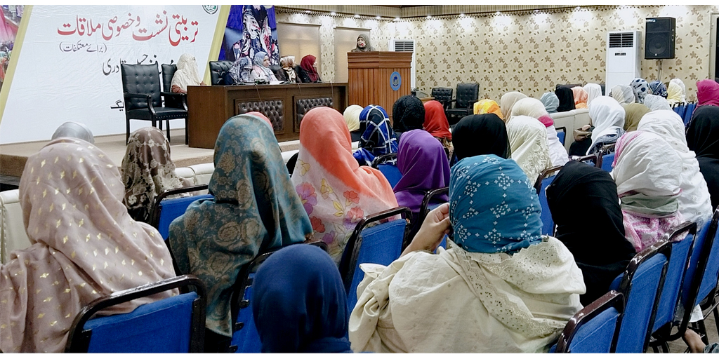 Mrs Fizzah Hussain Qadri holds an interactive session with the Mutakif sisters