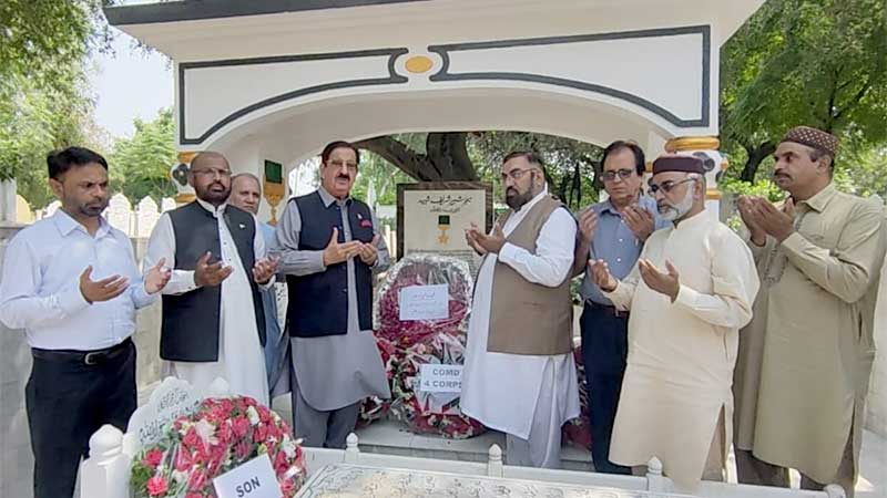The-delegation-of--Awami Tehreek visited the shrines of the martyrsof September 6