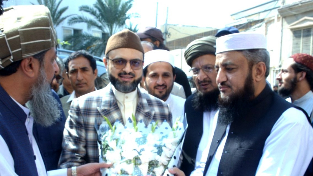 Dr Hassan Qadri Visits Jamia Haqiniya Akora Khatak