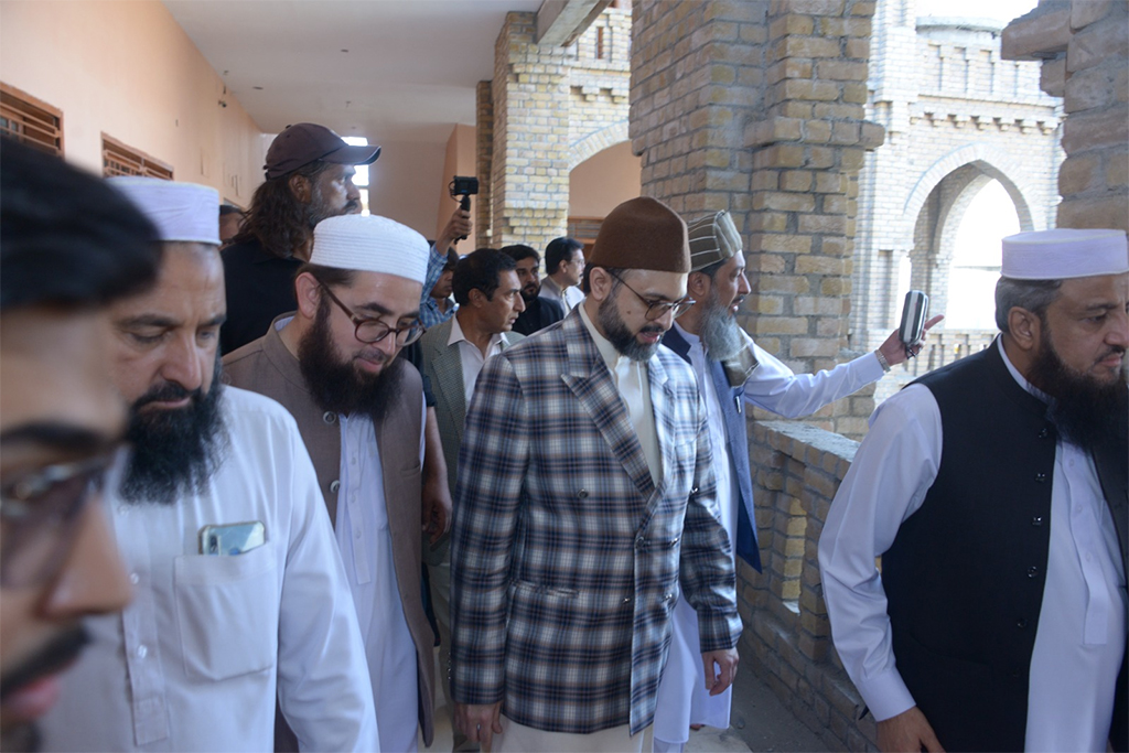 Dr Hassan Qadri Visits Jamia Haqiniya Akora Khatak