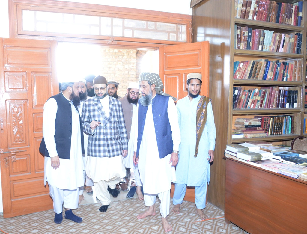 Dr Hassan Qadri Visits Jamia Haqiniya Akora Khatak