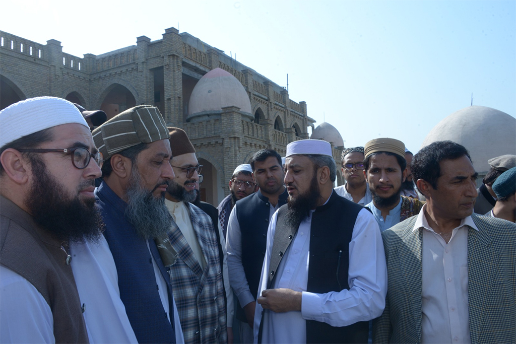 Dr Hassan Qadri Visits Jamia Haqiniya Akora Khatak