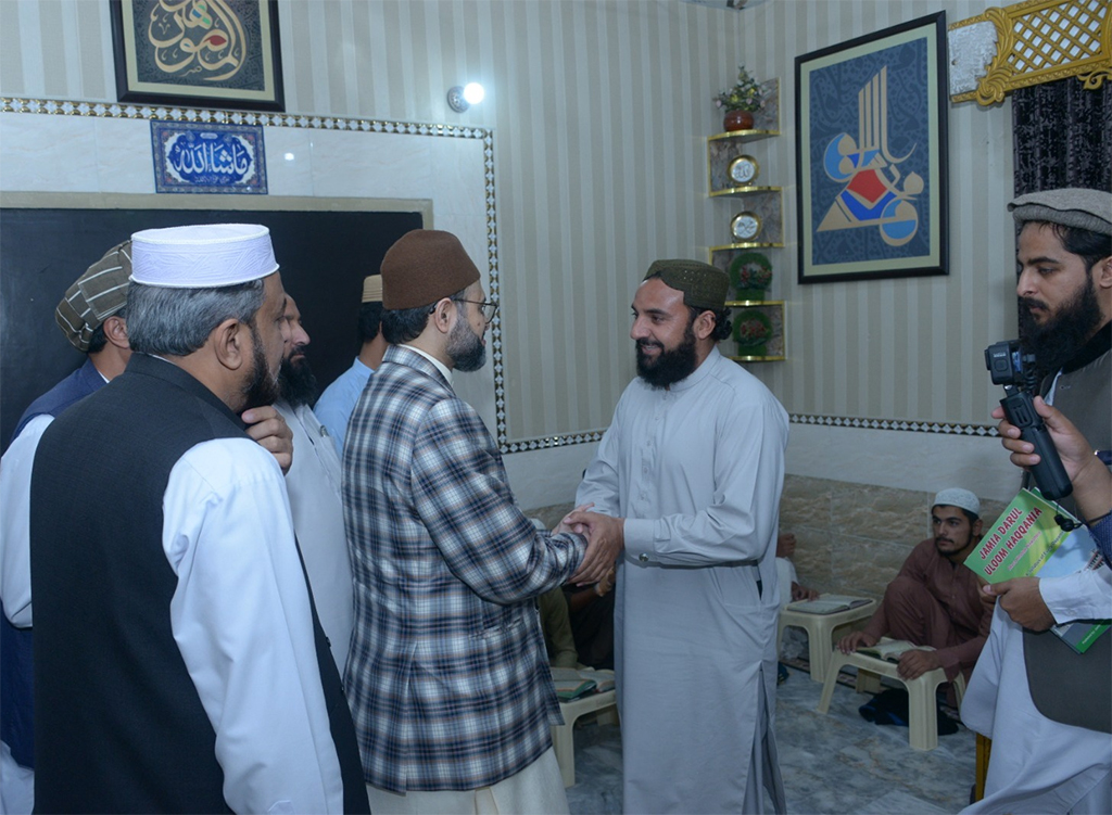 Dr Hassan Qadri Visits Jamia Haqiniya Akora Khatak