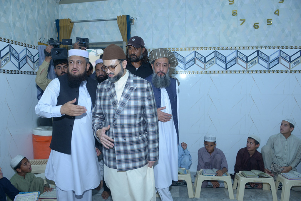 Dr Hassan Qadri Visits Jamia Haqiniya Akora Khatak